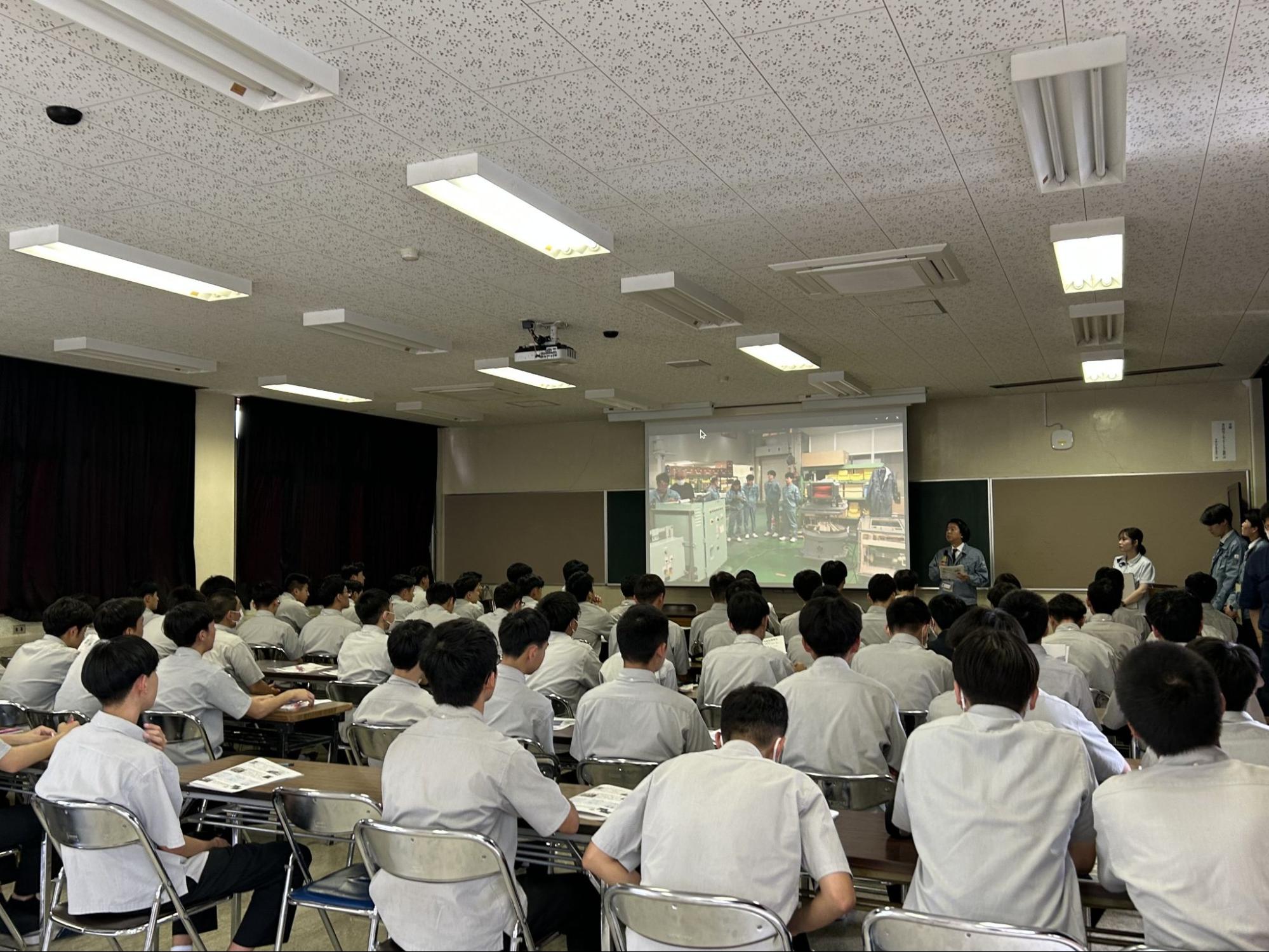 放課後県内企業説明会の様子